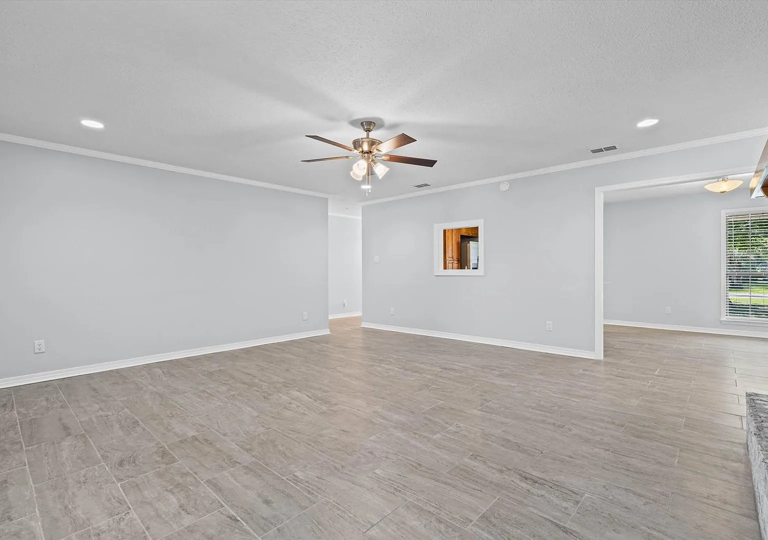 Four Bedroom in West Mobile — Photo 3