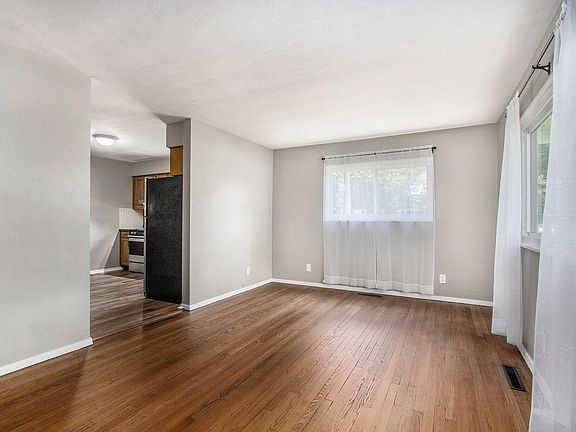 4th image of 1447 Sheridan Ave