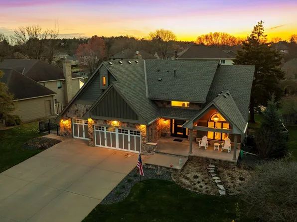 221 Meadowood Ln, Vadnais Heights, MN 55127