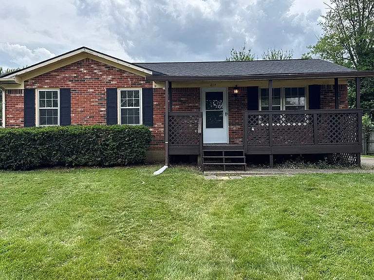 1814 Oakwood Dr — Photo 1