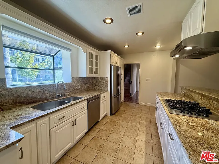 6205 Gentry Ave — Photo 6