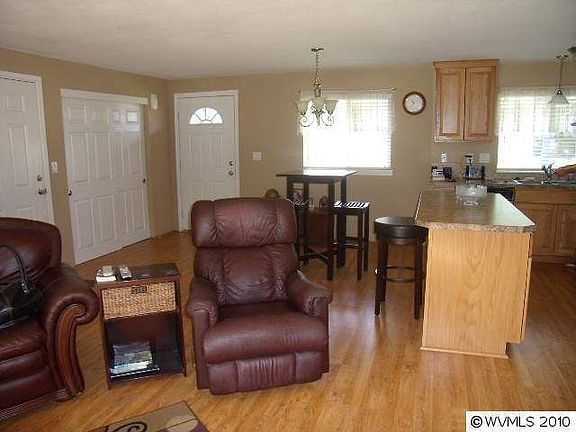 3rd image of 423 Clarmar Dr NE