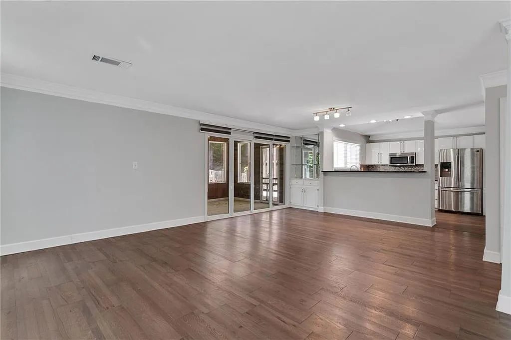 3 bed, 2.5 bath, 2166 sqft, $2,800 — Photo 4