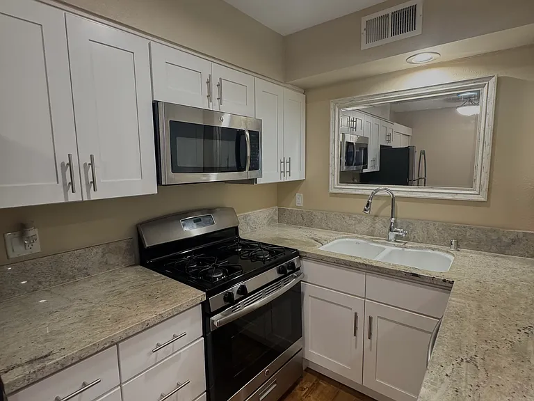 RiverWalk Luxury Living — Photo 9