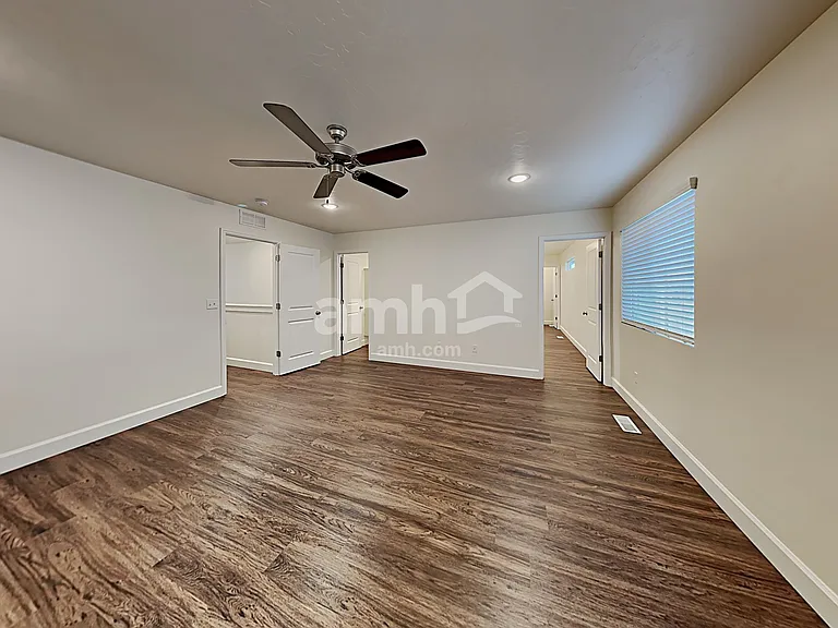 981 N Barkvine Ave — Photo 9