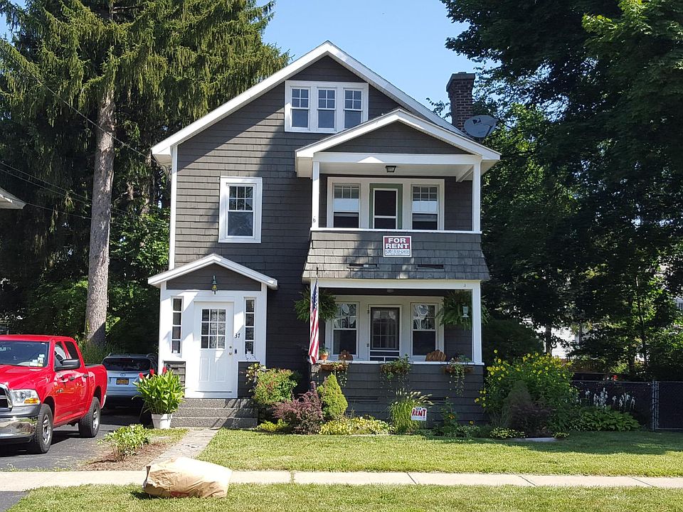Front view of property.