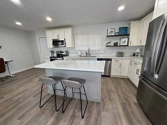 3rd image of 2729 N Myrtle Ave Unit 2