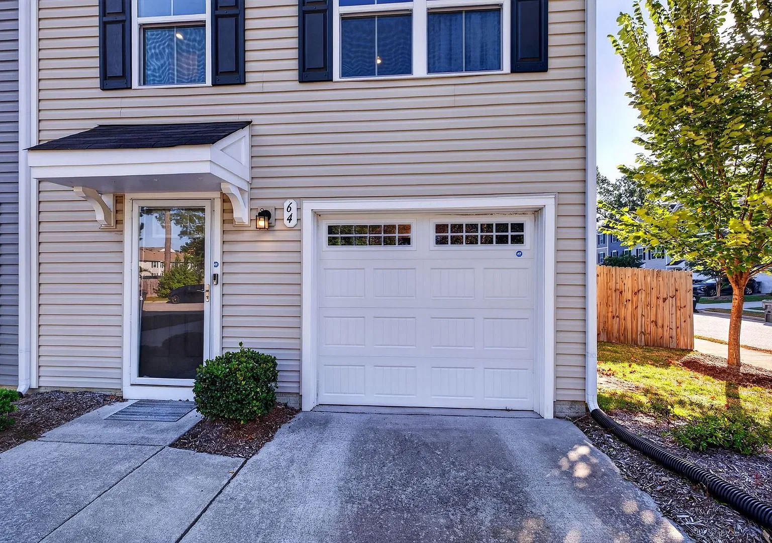 Bright space, nestle in Hampton East Community, 2 Bed, 2.5 Bath Townhome! — Photo 1