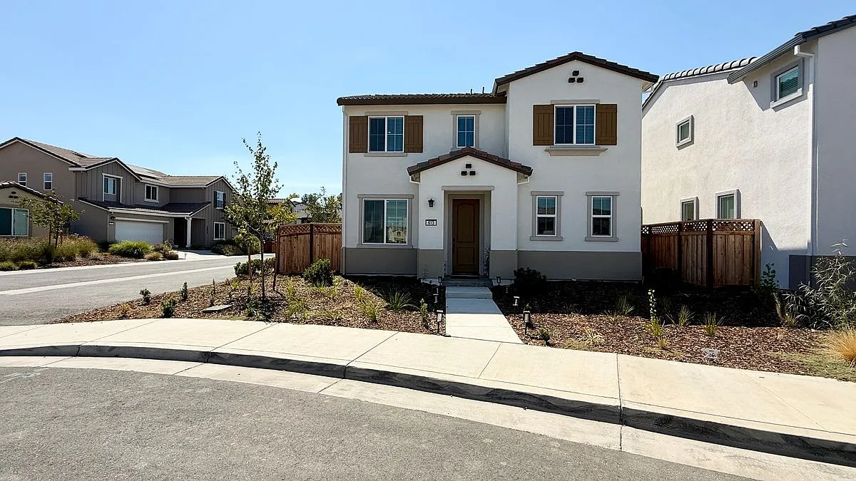 3 bed, 2.5 bath, 1911 sqft, $3,250 — Photo 1