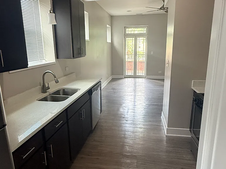 4834 S King Dr #3 — Photo 2