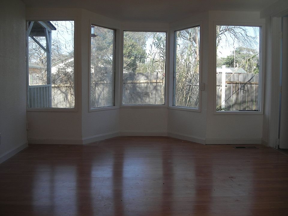 2nd image of 3960 Roseben Ave