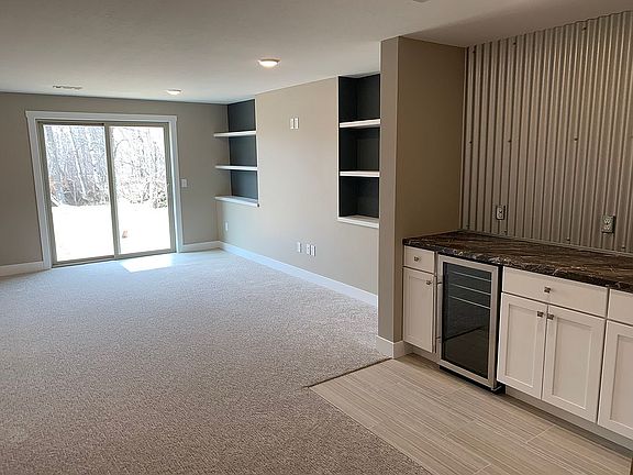 Family room-wet bar