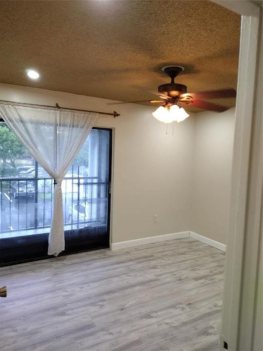 1st image of 921 NE 199th St APT 203