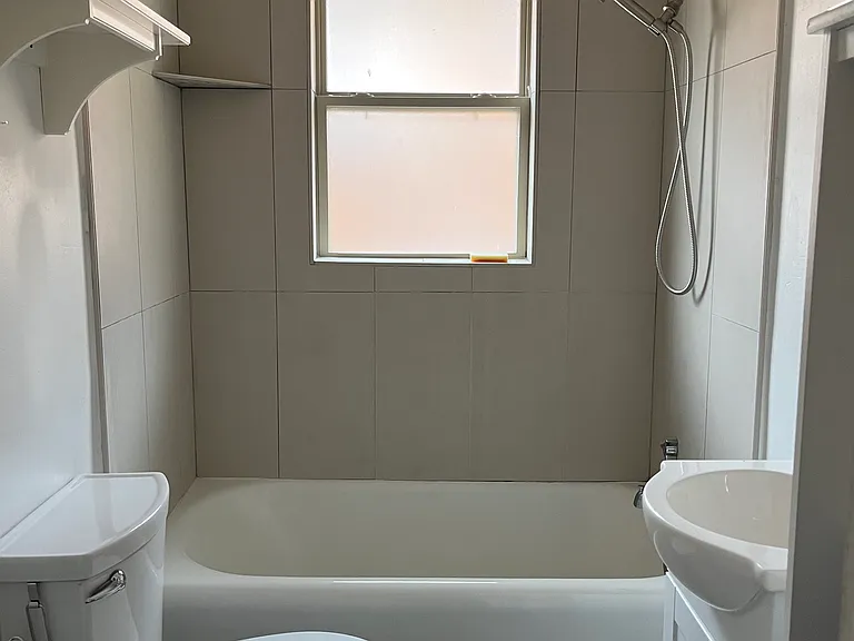 cast iron bathtub