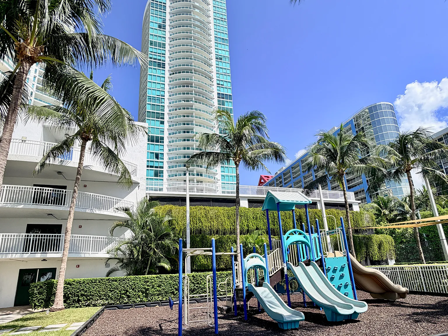1 bed, 930 sqft, $3,100 — Photo 2