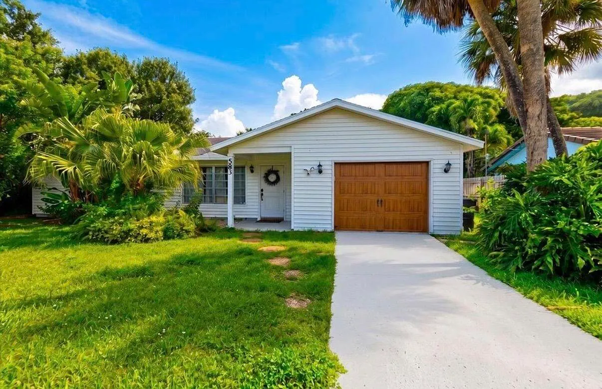 3 bed, 2.0 bath, 1287 sqft, $4,000 — Photo 2