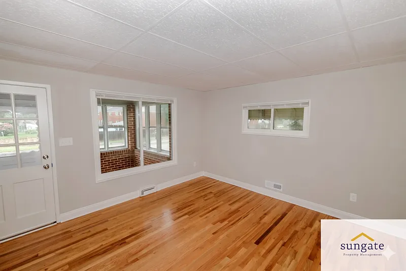 3 bed, 1.0 bath, 1008 sqft, $1,750 — Photo 2