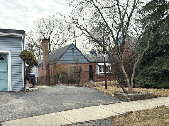 3rd image of 147 N Wolf Rd