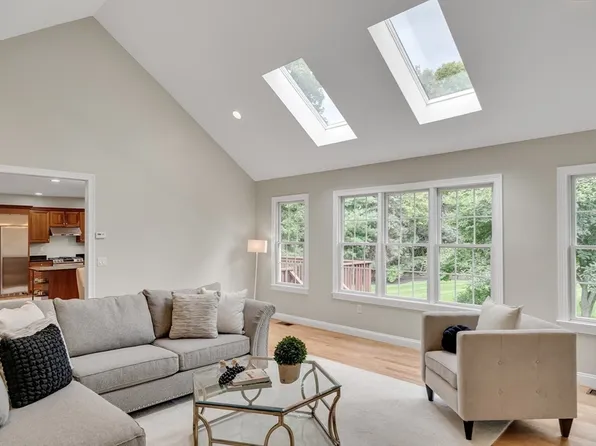 17 Hickory St, Lexington, MA 02420