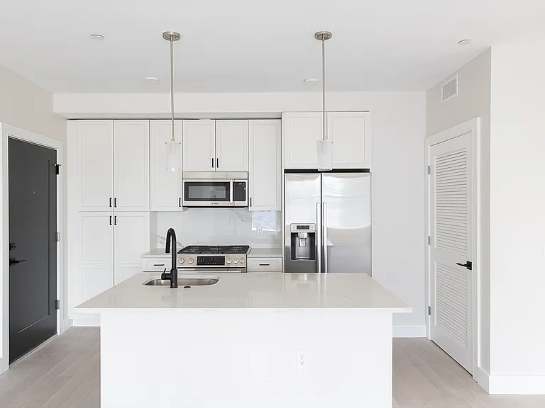 425 Border St #201 — Photo 17