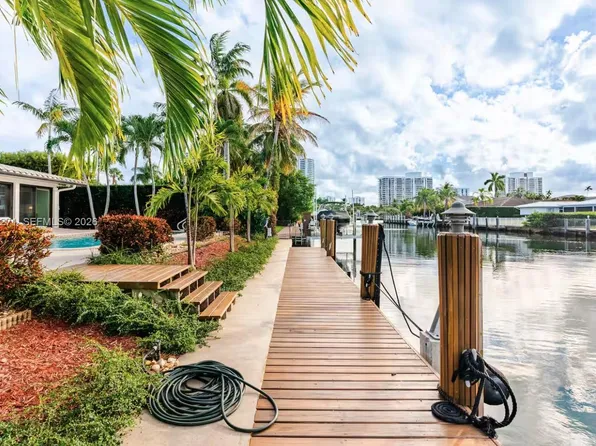 636 Hibiscus Dr, Hallandale Beach, FL 33009