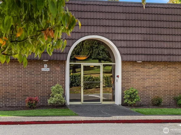 11006 NE 68th Street #811, Kirkland, WA 98033