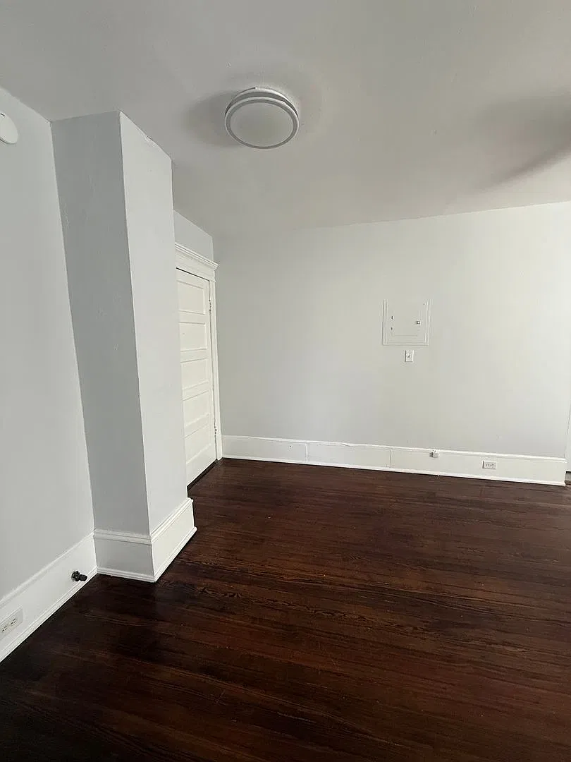 Penthouse Vintage Apartment in Historic Home Near Downtown — Photo 3