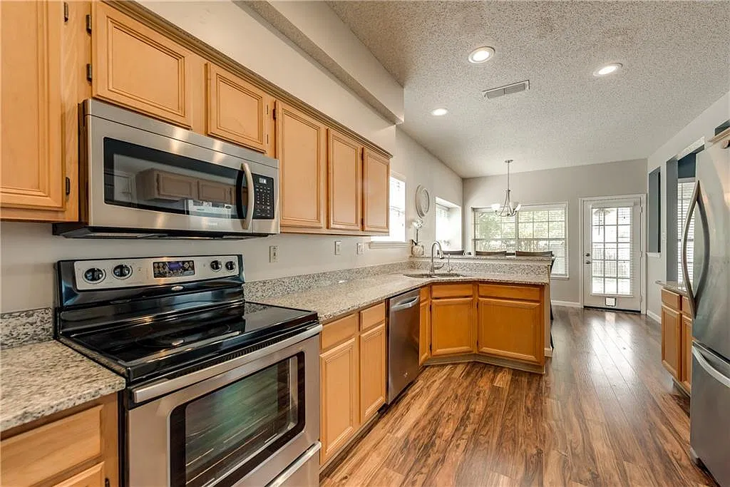 4 bed, 2296 sqft, $2,700 — Photo 3
