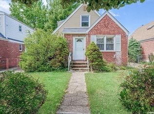 3224 208th St, Flushing, NY 11361