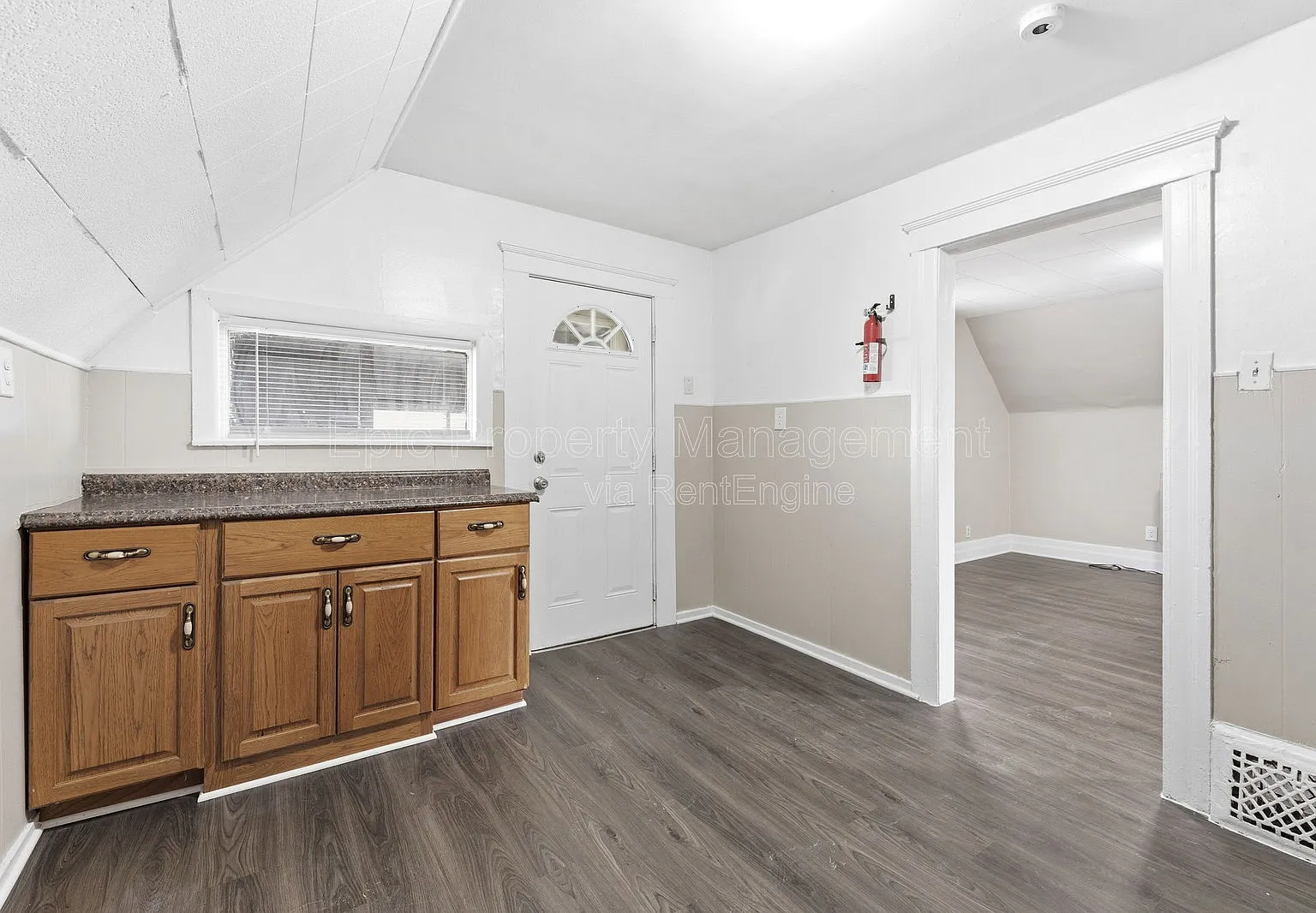 2 bed, 1.0 bath, $1,095 — Photo 3