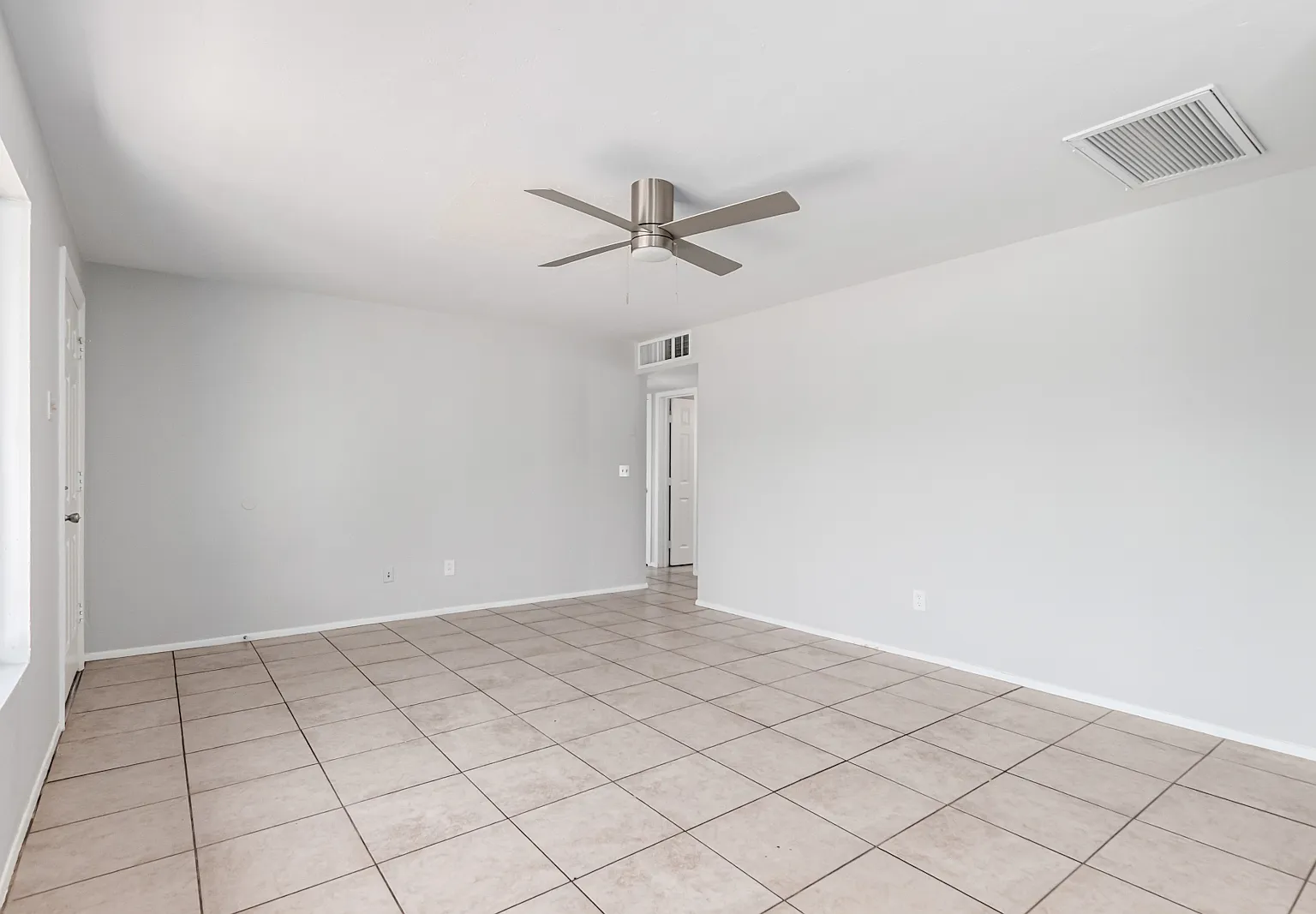 3 bed, 1100 sqft, $1,949 — Photo 4