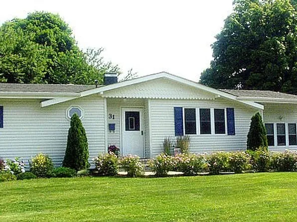 31 Betsy Dr, West Sayville, NY 11796