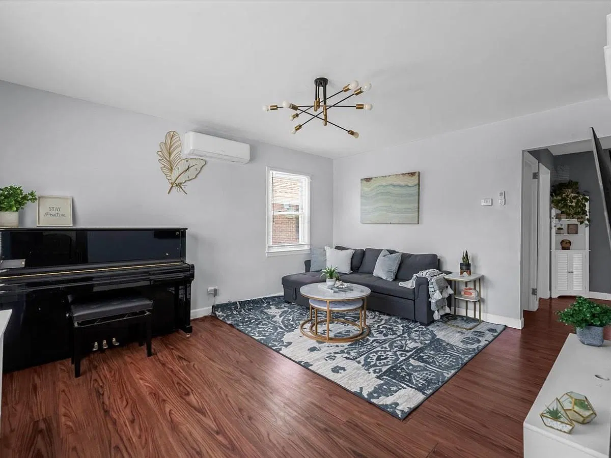 3 bed, 1103 sqft, $4,350 — Photo 4