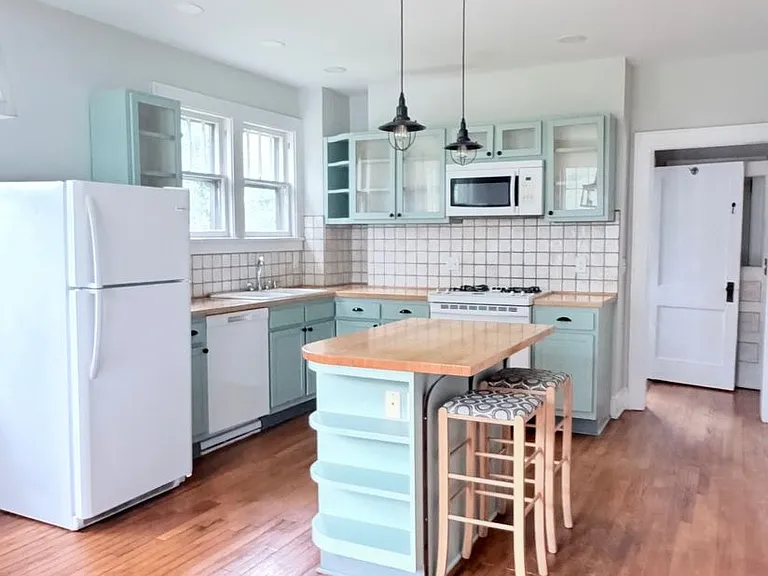 8 Salem Ave — Photo 2