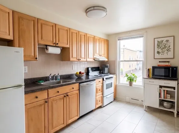 898 Massachusetts Ave APT 8, Cambridge, MA 02139