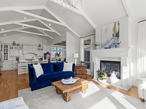 3rd image of 2137 Lake View Cir