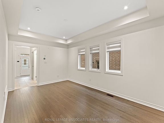 3rd image of 3909 Koenig Rd