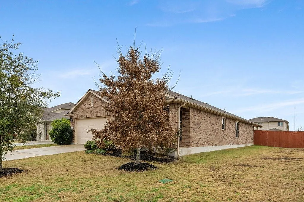 3 bed, 2.0 bath, 1793 sqft, $2,095 — Photo 3