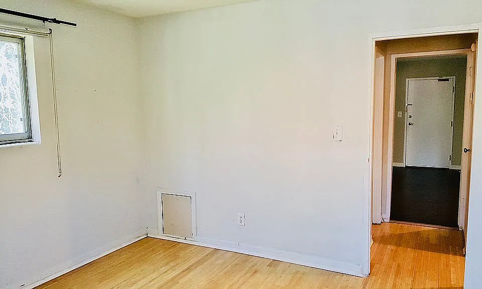 Bed room entry doo via hallway