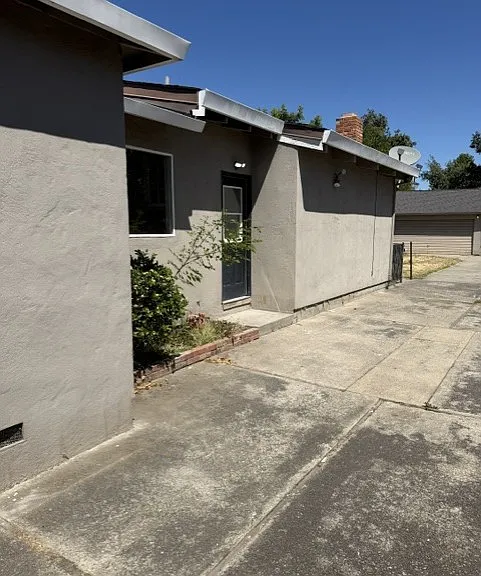 Side entrance through laundry room