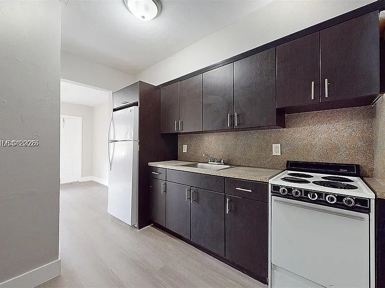 891 SW 5th St #2 — Photo 8