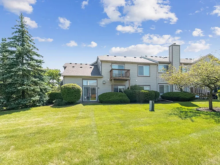 1048 Woodview Ct #1048 — Photo 4