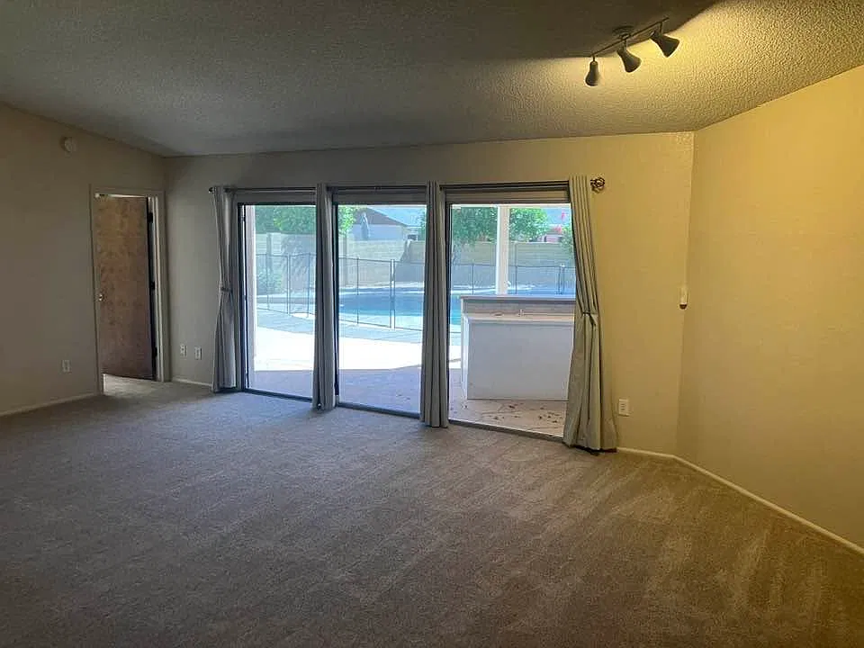 4 bed, 2.5 bath, 2750 sqft, $3,950 — Photo 2