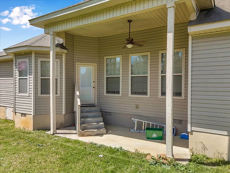 331 Amanda Dr — Photo 32