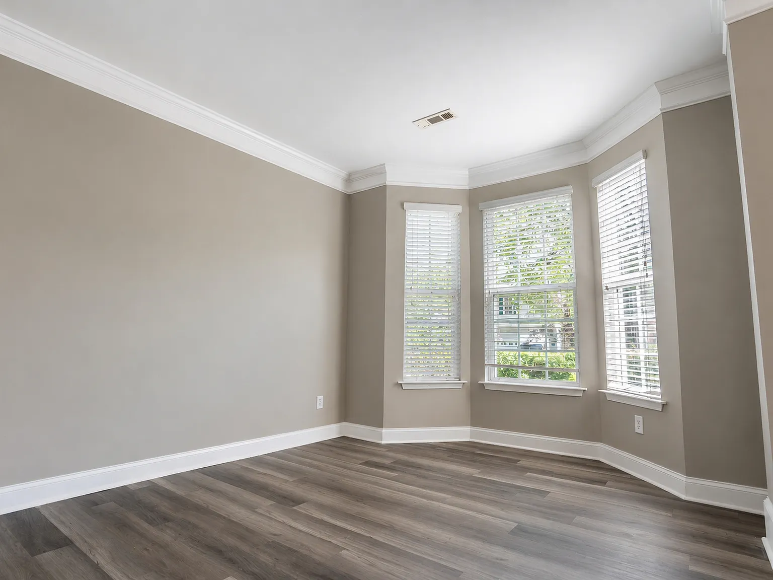 4 bed, 2.5 bath, 2700 sqft, $2,700 — Photo 3