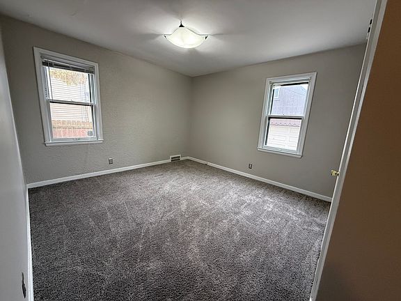 5th image of 23715 Cayuga Ave
