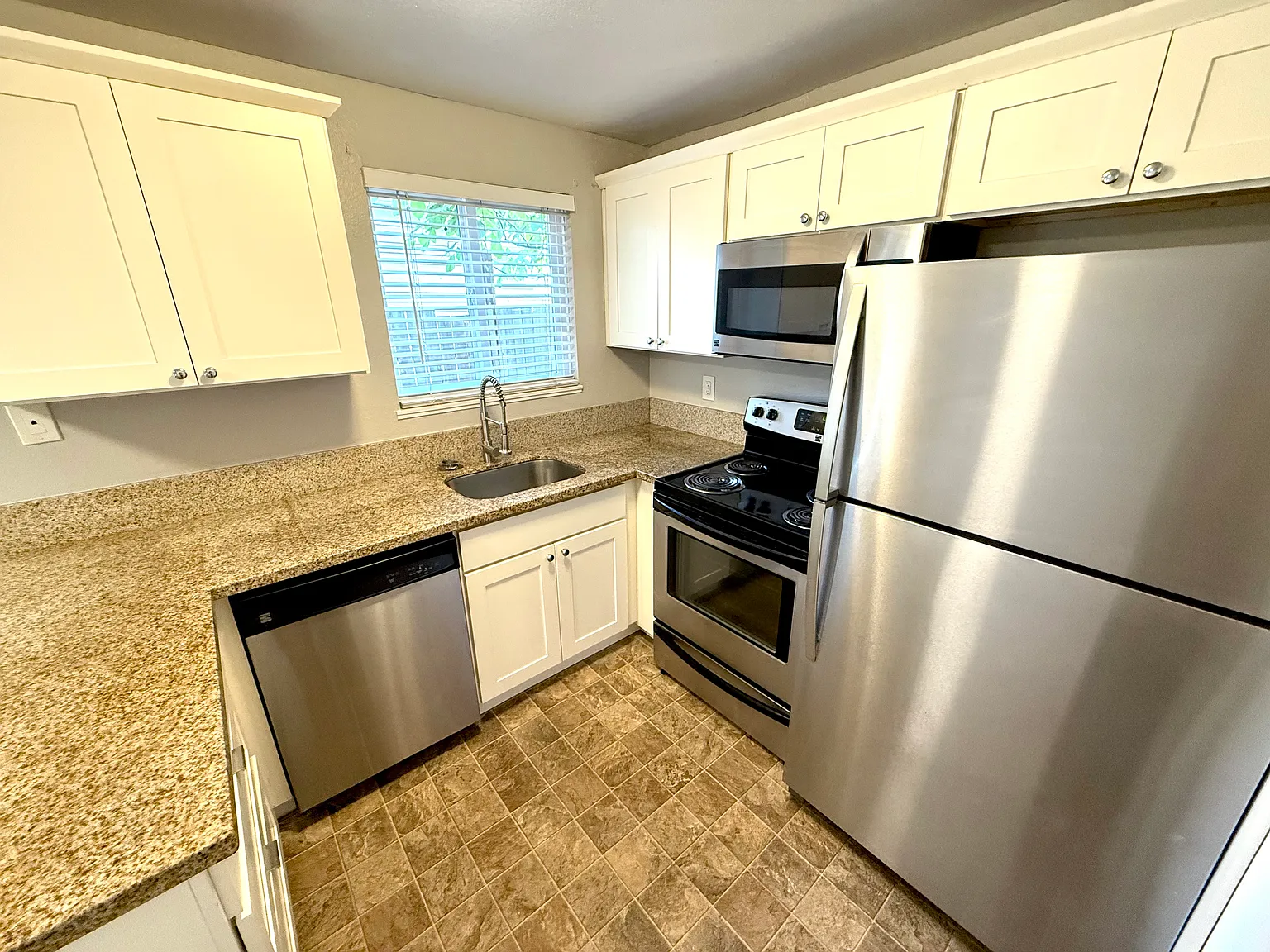 2 bed, 850 sqft, $1,750 — Photo 3