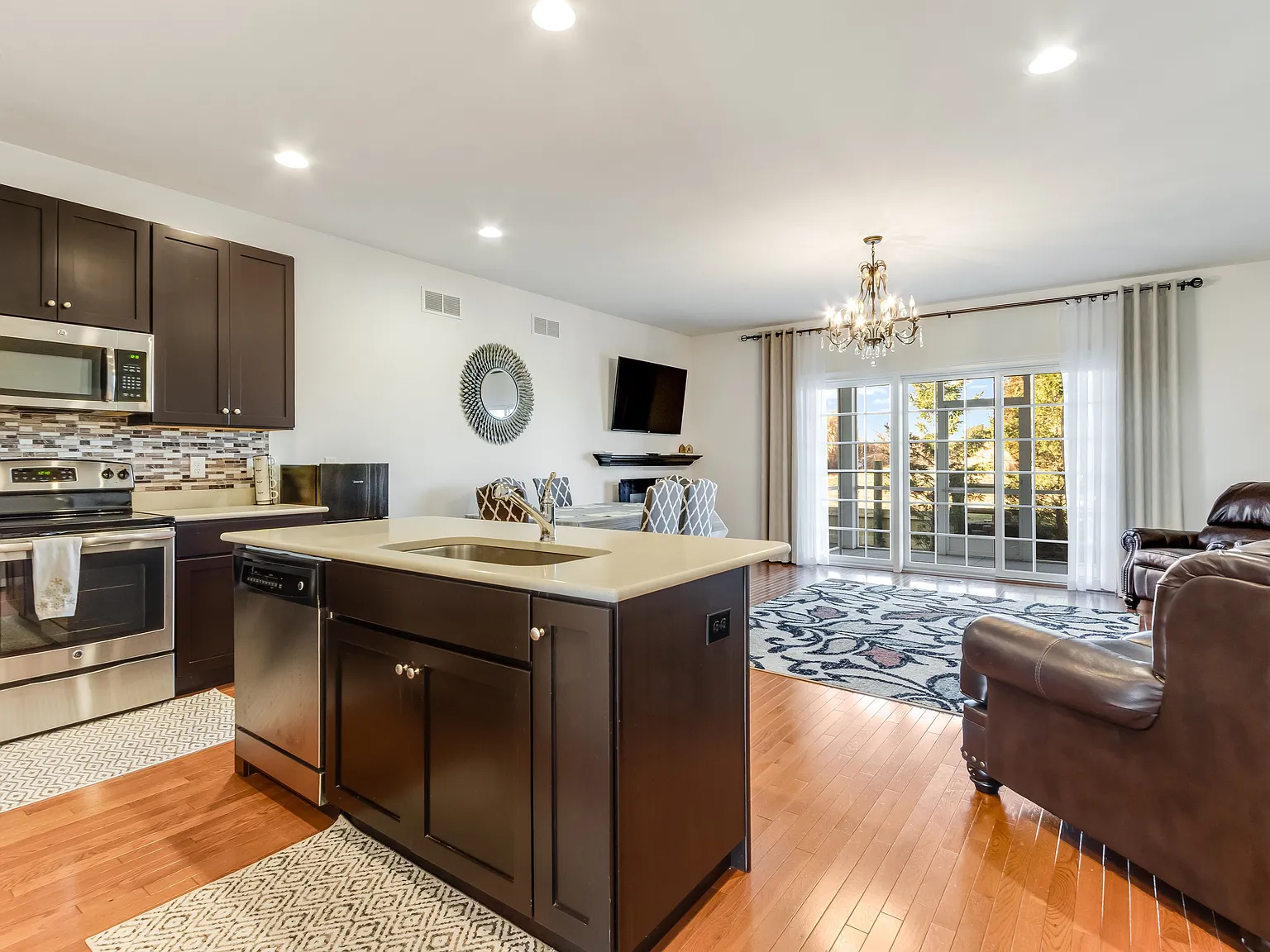 3 bed, 3.5 bath, 1900 sqft, $2,500 — Photo 3