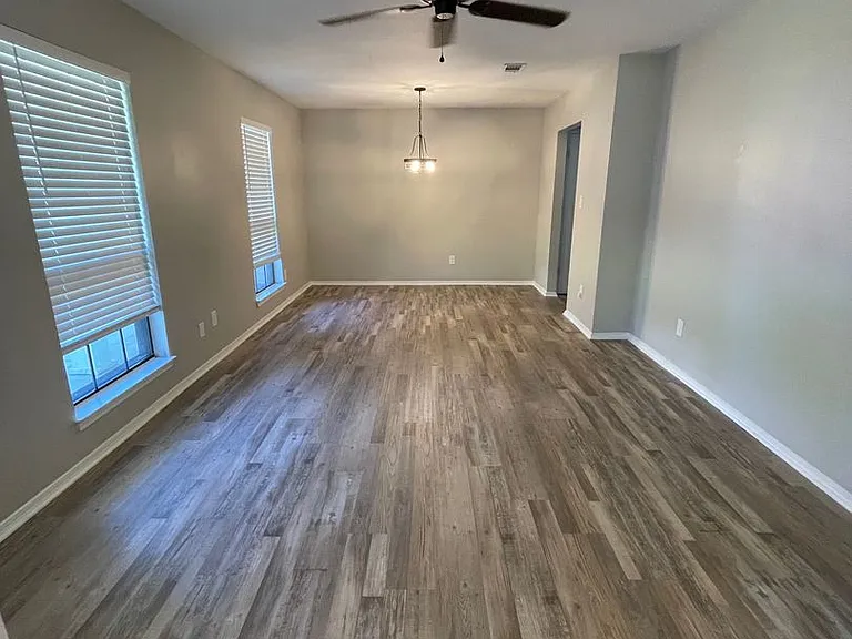 4615 Gladstone Dr — Photo 4
