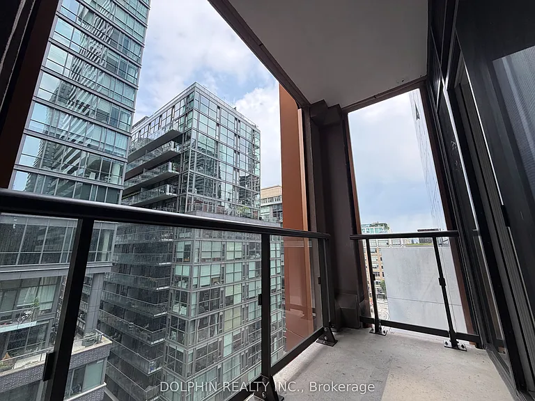 400 King St W #722 — Photo 17
